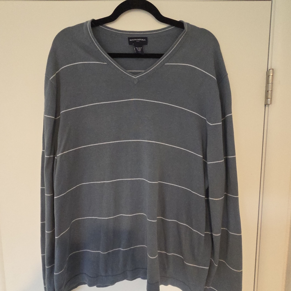 Banana Republic Men's V-Neck Sweater in Gray and White